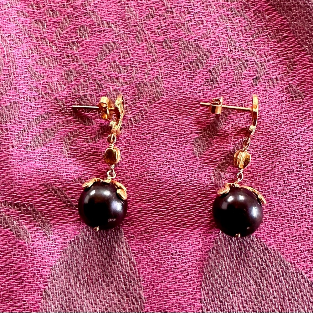 Gold plated and black pearl earrings 3.5mm long, pearls 1mm across